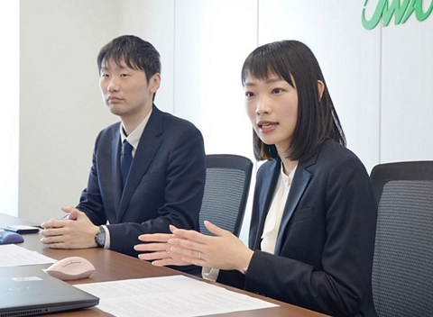 インタビューを受け応える一般財団法人日本気象協会の寺田氏と柴村氏
